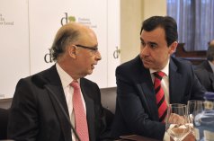 Martínez-Maíllo y el Ministro Montoro charlan en los minutos previos a la Conferencia